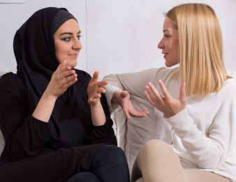 Islamofobia- jak wspierać osoby pokrzywdzone przez nienawiść do islamu, muzułmanek i muzułmanów