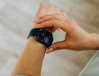 Czy smartband działa z każdym telefonem?