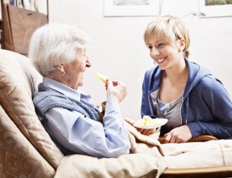 Na jakich umowach są zatrudniane opiekunki osób starszych?